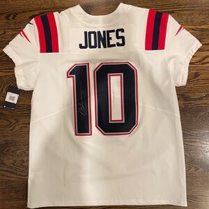 Mac Jones Jersey signed NWT